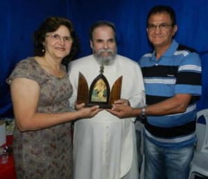 Com dona Marilde ciceroneando o Padre Antonio Maria durante visita a Coelho Neto