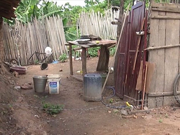Banheiro improvisado em residência na cidade de Codó (MA) (Foto: Reprodução/TV Mirante)