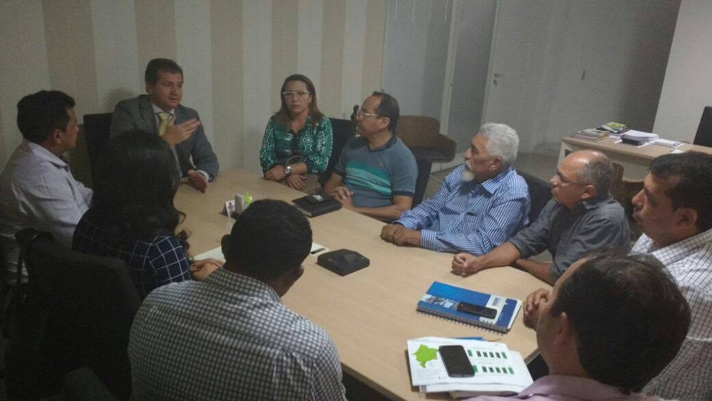 Vereadores e representantes do Grupo João Santos em conversa com o Secretário de indústria e Comércio do Estado Simplício Araújo 