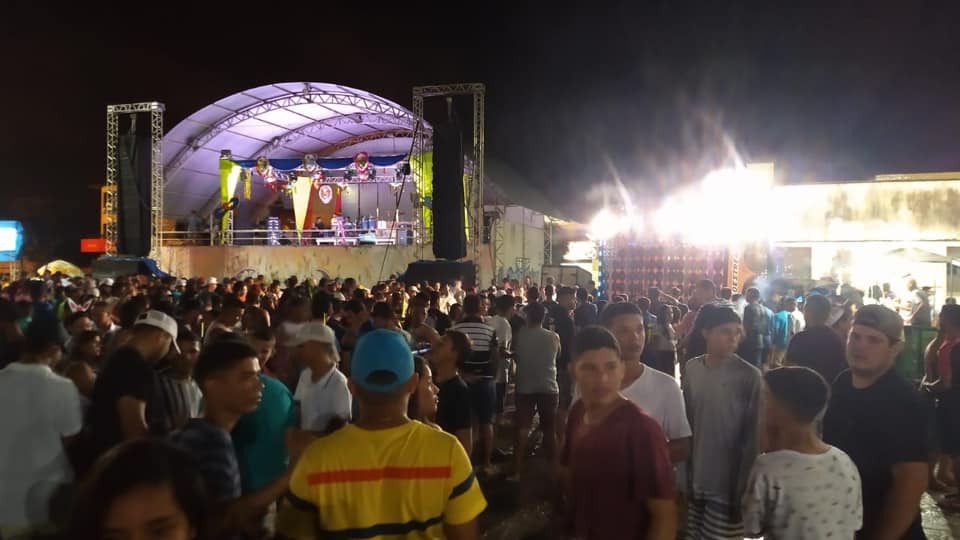 Em clima de tranquilidade, folião se diverte na 2ª noite do Carnaval da Chapada