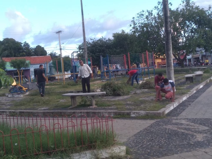 Evangélicos se mobilizam em mutirão para limpar praça em Coelho Neto