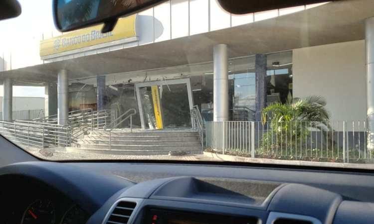 Criminosos explodem agência do Banco do Brasil no Calhau, em São Luís