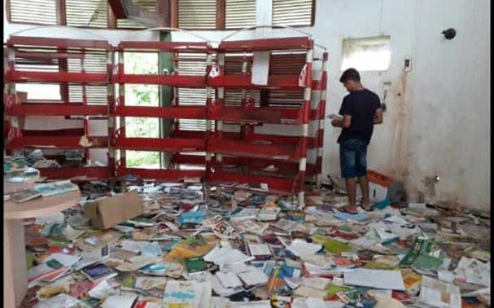 Crime: Após fechamento da Biblioteca, livros viram “tapete” no Farol da Educação em Coelho Neto
